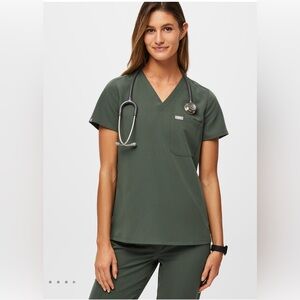 FIGS Catarina Scrub Top Women’s size M